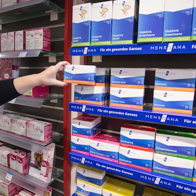 Arm greif nach Menssana Naturprodukten im Regal