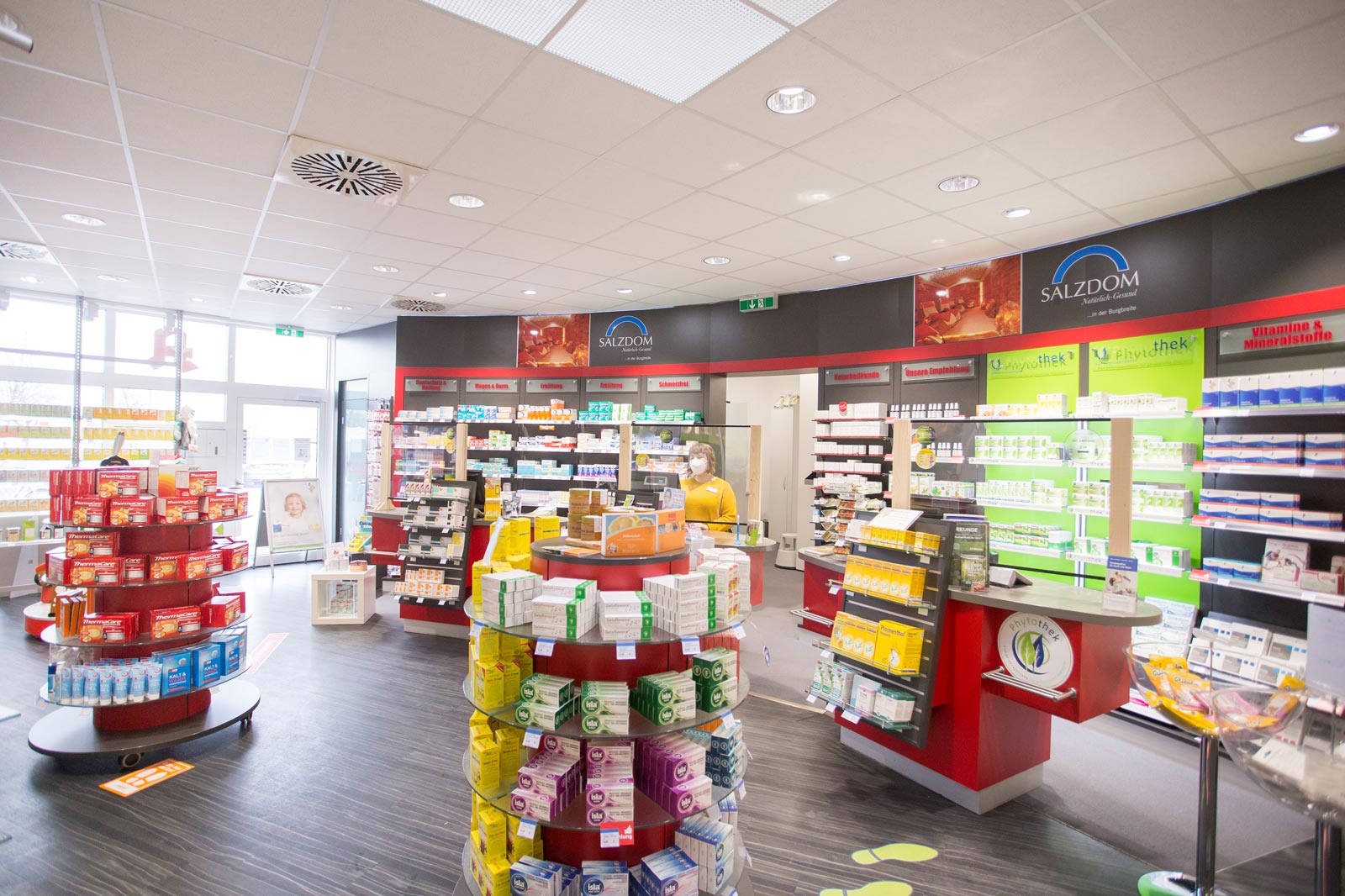 Gesamtfläche der Apotheke mit Aufsteller und Kassenbereich