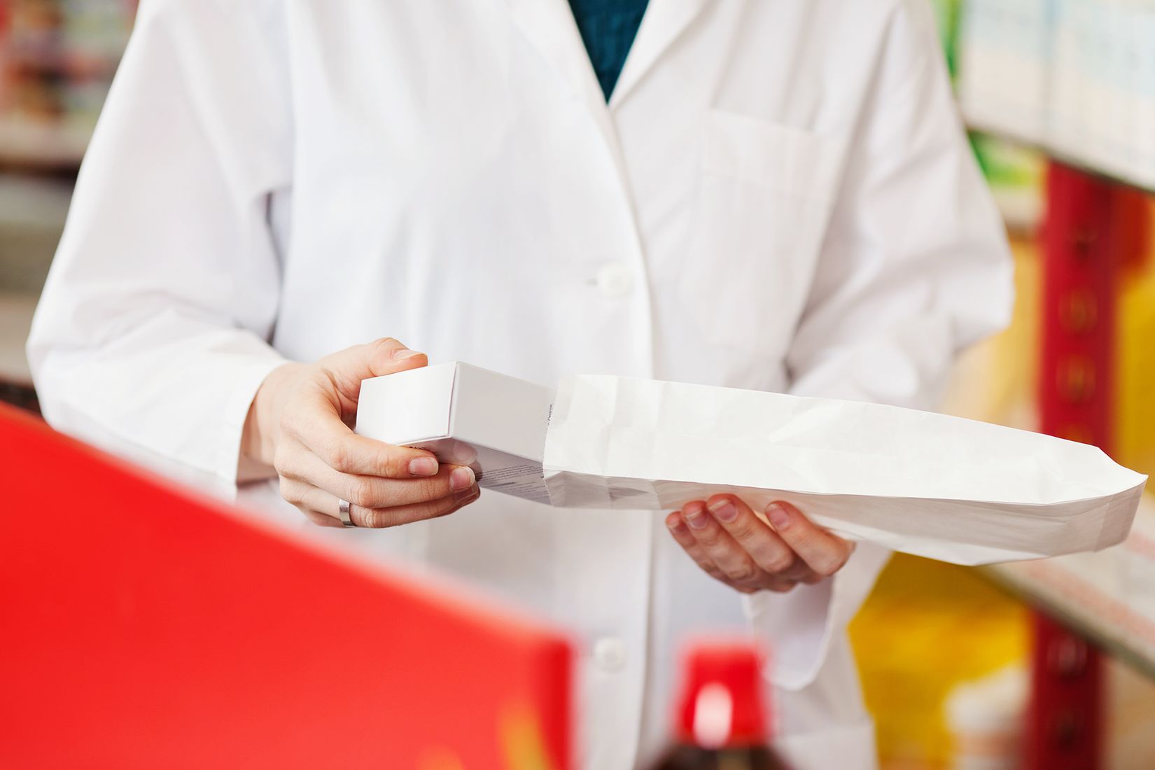 Arzneitmittel mit Verpackung Arzneimittel wird in weißer Tüte eingepackt für den Versand